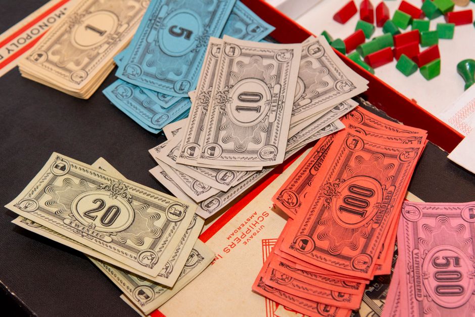 Qu'est-ce que la banque vous verse un dividende de 50 en monopole ?