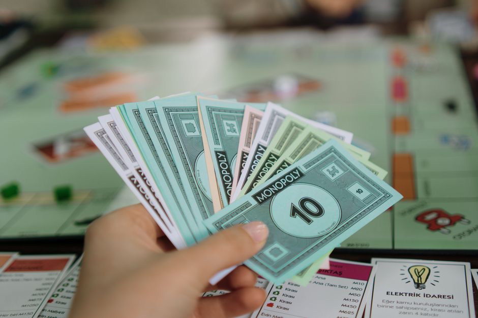 Qu'est-ce que la banque vous verse un dividende de 50 en monopole ?