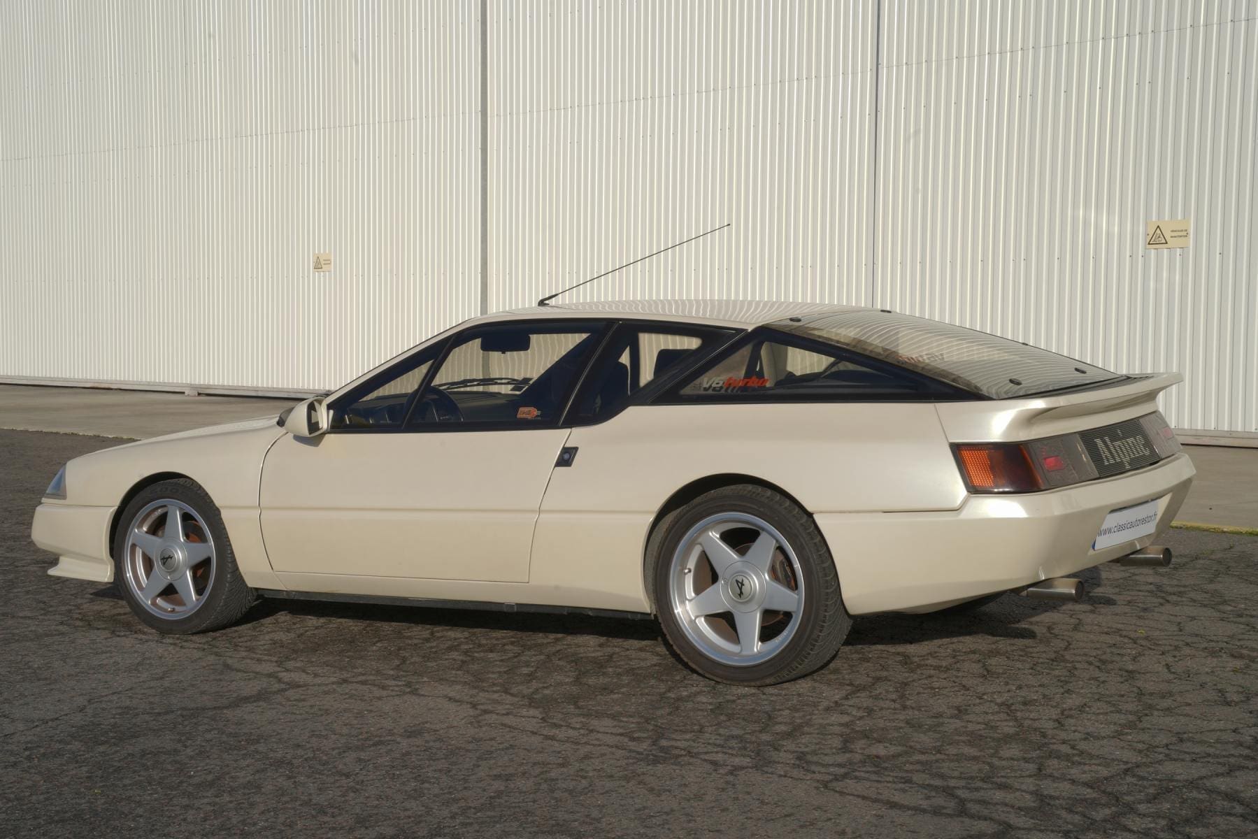 découvrez l'alpine gta a610, un chef-d'œuvre d'ingénierie automobile alliant performance et élégance. explorez ses caractéristiques uniques, son design emblématique et son héritage sportif. plongez dans l'univers de cette voiture de sport française au caractère inoubliable.