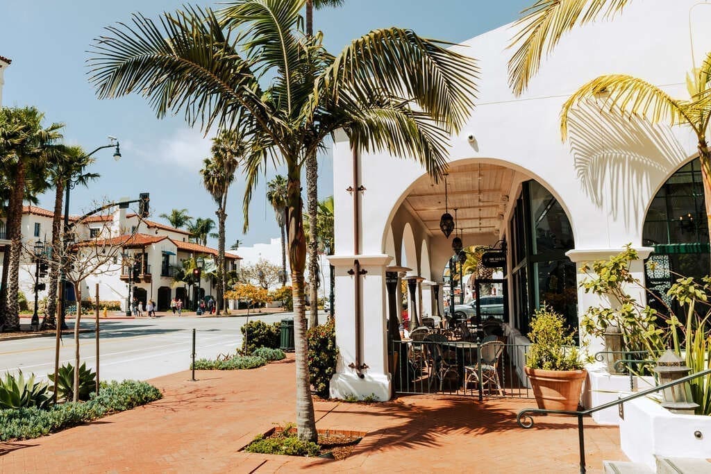 découvrez santa barbara, une ville côtière californienne réputée pour ses plages magnifiques, son architecture espagnole, ses vignobles et son climat ensoleillé toute l'année. parfaite pour les escapades romantiques et les vacances en famille.
