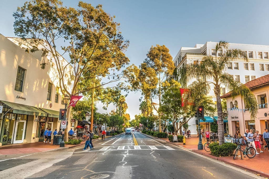 découvrez santa barbara, une ville côtière californienne réputée pour ses plages magnifiques, son architecture méditerranéenne et ses vignobles réputés. idéale pour des vacances inoubliables entre mer et montagnes.