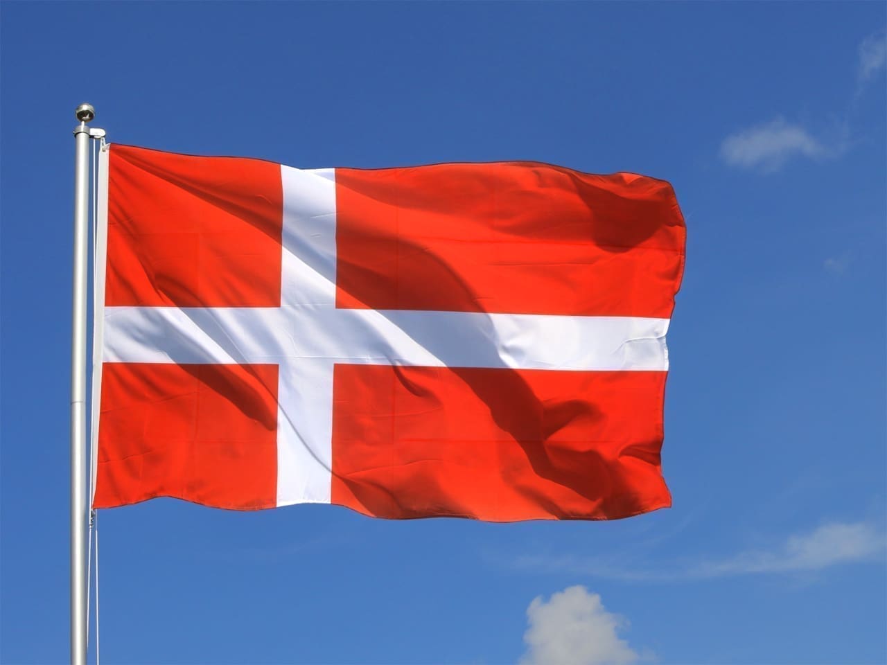 découvrez l'histoire, la signification et les couleurs du drapeau danois, symbole national du danemark, aussi appelé dannebrog. informations sur son origine et son importance culturelle.