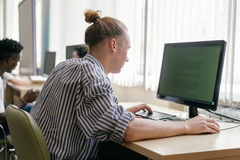 étudiant ordinateur plateforme
