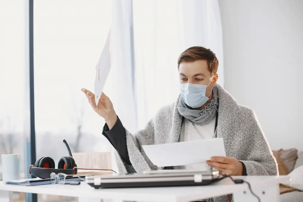 Bulletin de paie et relevé d'indemnités journalières posés sur un bureau, pour illustrer le maintien de salaire pendant un arrêt maladie.