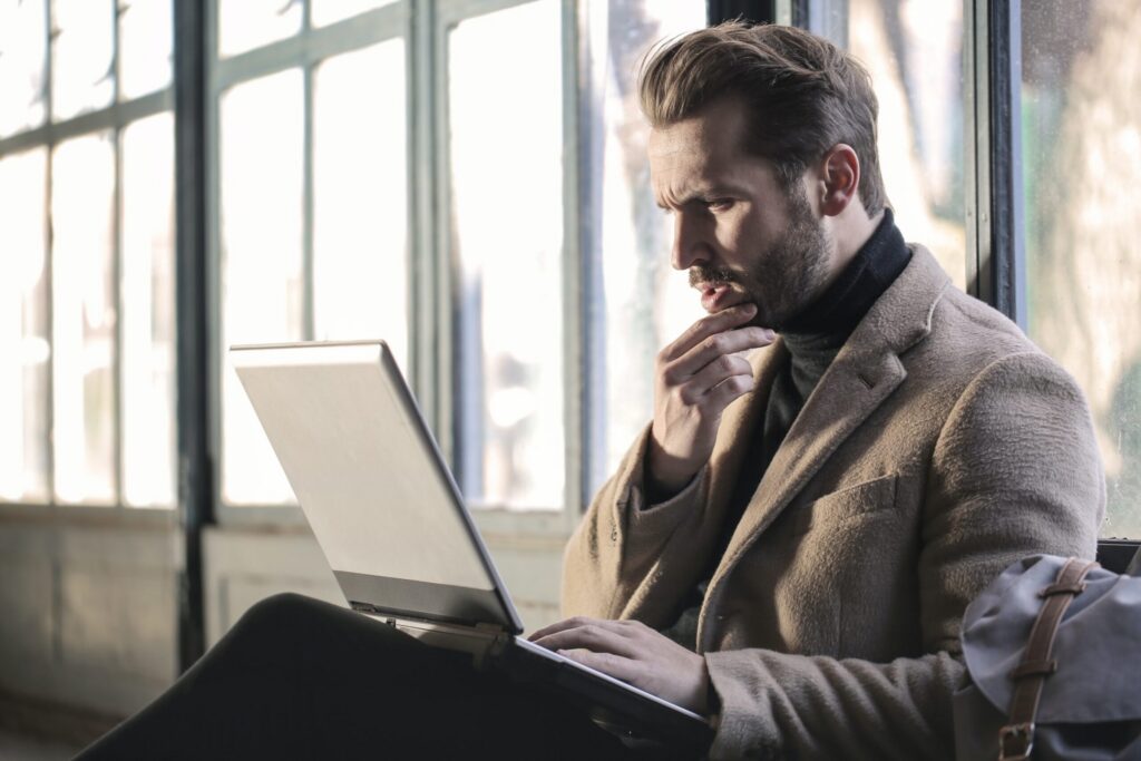 Freelance travaillant sur son ordinateur portable à son bureau